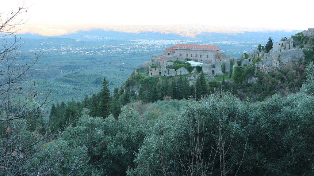 Vista de la moderna ciudad de Esparta desde el sitio arqueológico de Mistra. 
